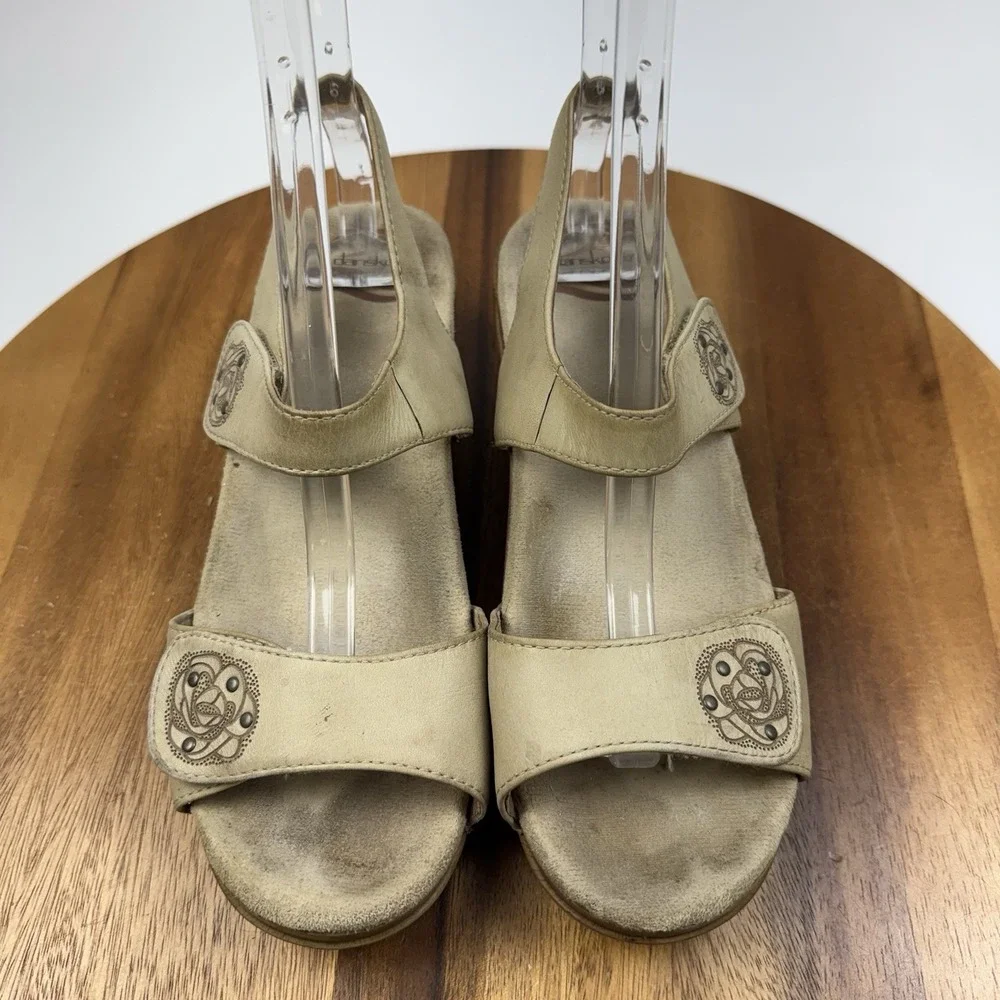 Womens Dansko Sonnet Floral Embossed Tan Leather Heeled Sandals SZ EU 39 US 8.5